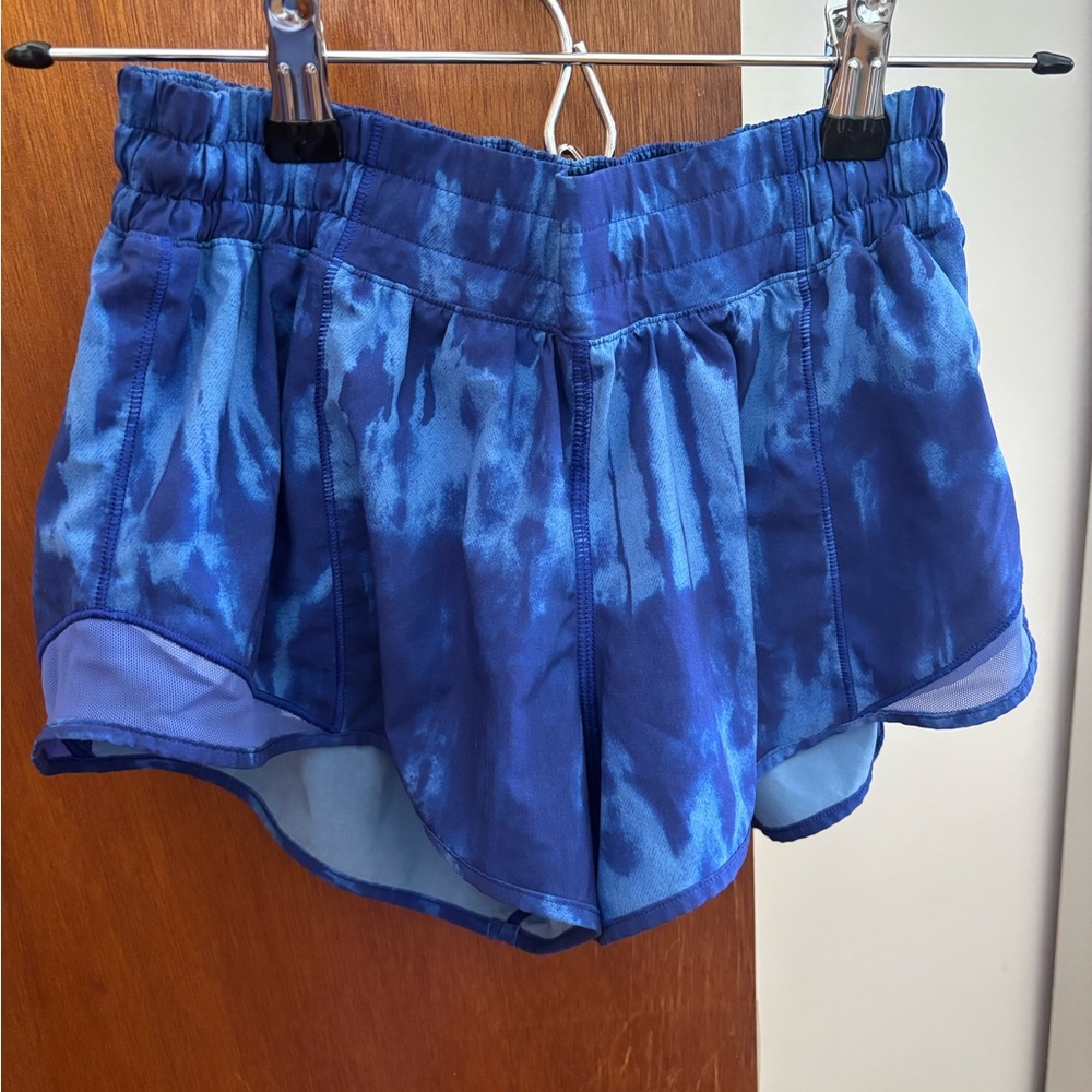 Lululemon Athletica Blue Patterned Hotty Hot Athletic Shorts.